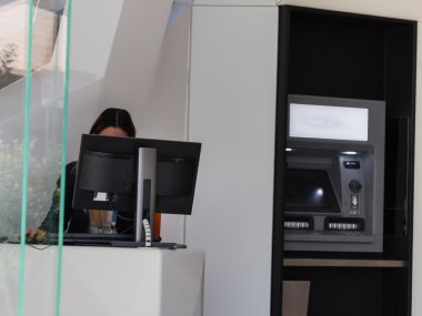 Para, Atm ve profesyonel kadın ön büro masasında