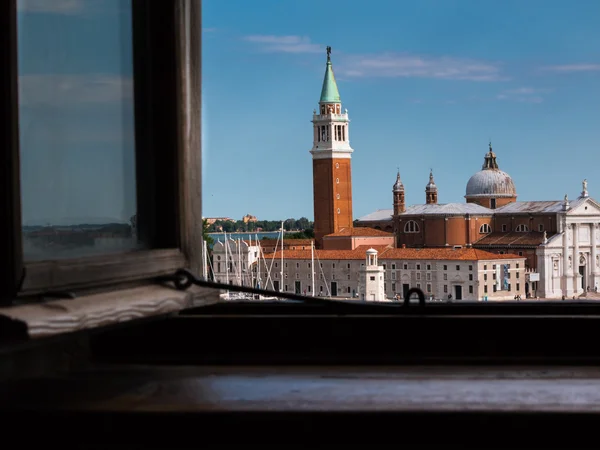 从一扇窗户，威尼斯，意大利圣 Giorgio 马焦雷教堂: 视图 — 图库照片