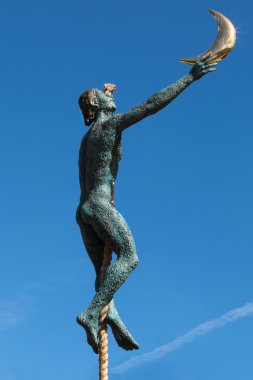 Küçük bronz heykel: Adam ay alıcı bir ip üzerinde