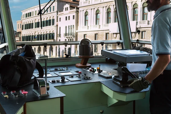 Venedig urban dampfer driver in cabin, italien — Stockfoto