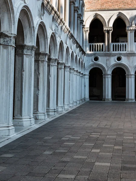 Arcade, Courtyard and Columns in the Doge 's Palace: Gothic archi — Stok Foto