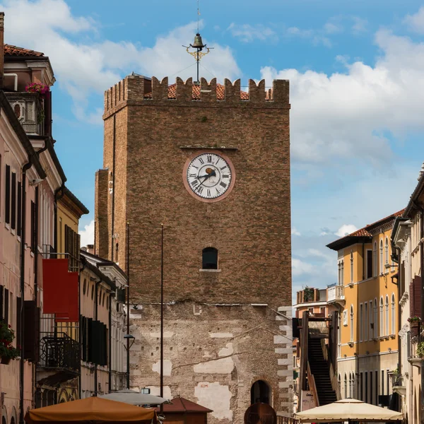 Середньовічна вежа з годинником в Местре поблизу Венеції - Італія — стокове фото