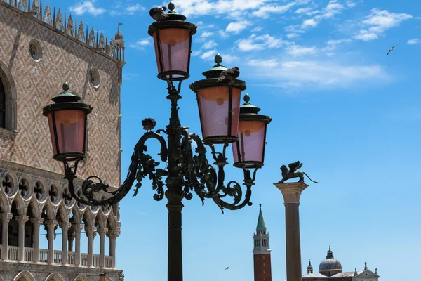 Typický lampa, Dóžecí palác, San Giorgio Maggiore zvonice a — Stock fotografie