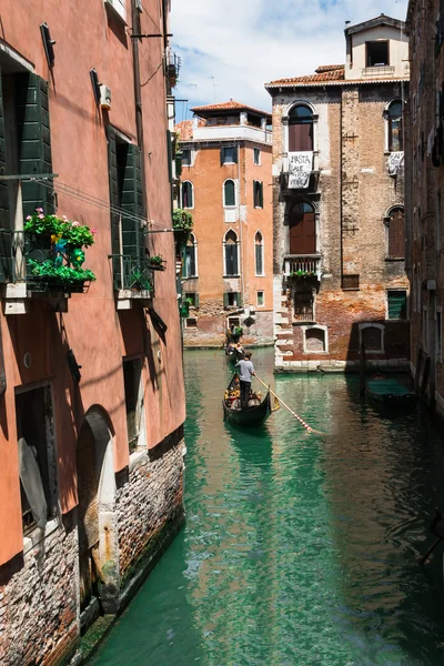 Gondoliér v typické kanál v Benátkách, Itálie — Stock fotografie