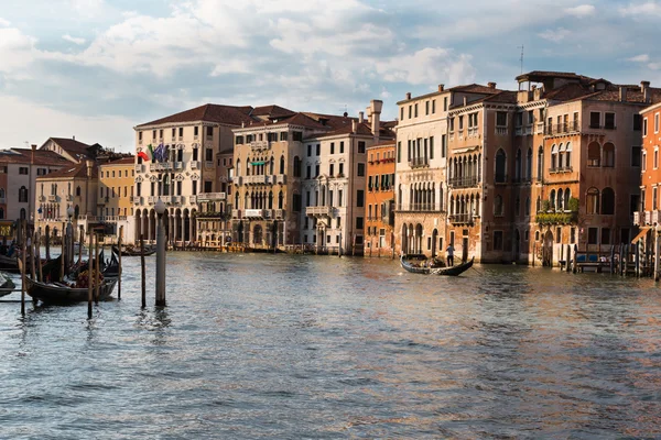 Canal Grande v Benátkách s Gondole a fasády, Itálie — Stock fotografie