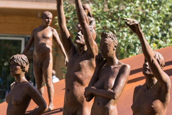 Groupe de statues en bronze : Corps nu humain — Photo