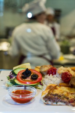 Gıda: Hazır yemekleri ve arka planda kadın Şef