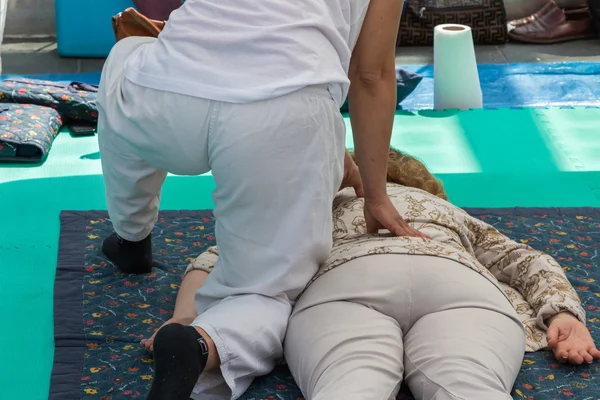 Professionelle Massage-Behandlung — Stockfoto