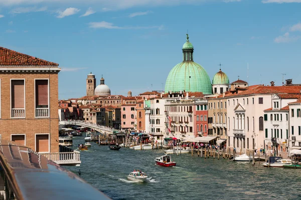 Canal Grande, dóm ze San Simeon Piccolo církve a Ponte degli — Stock fotografie