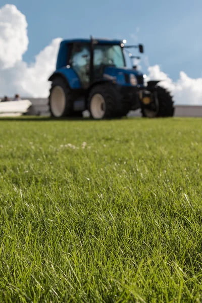 Tracteur agricole brillant bleu — Photo