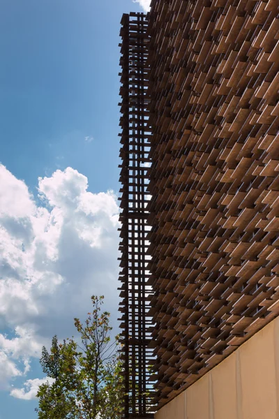 Estrutura de madeira: Construção com projeto arquitetônico moderno — Fotografia de Stock