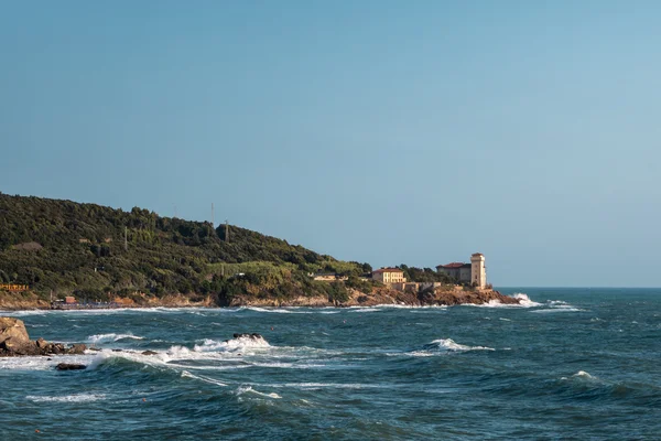 Boccale vár, a tengerpart és a fodrozódó tenger, Livorno, Olaszország — ingyenes stock fotók