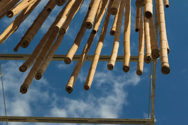 Bambusz pálcákat, kék ég, a háttérben lógó — Stock Fotó