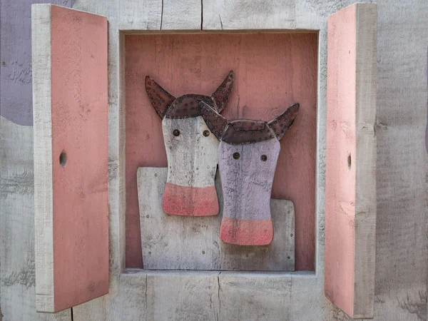 Deux vaches sortent de la fenêtre — Photo