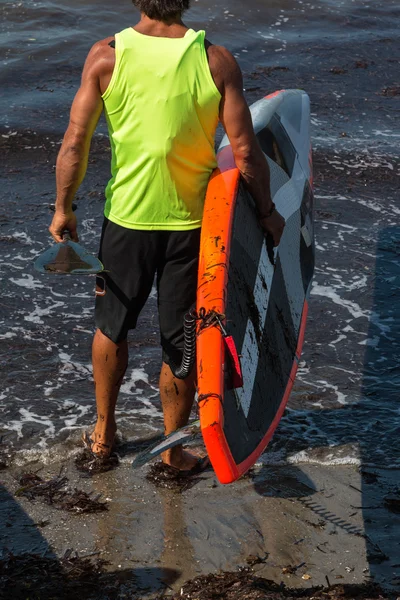 Man med hans styrelsen Underarm innan Surfing i havet — Stockfoto