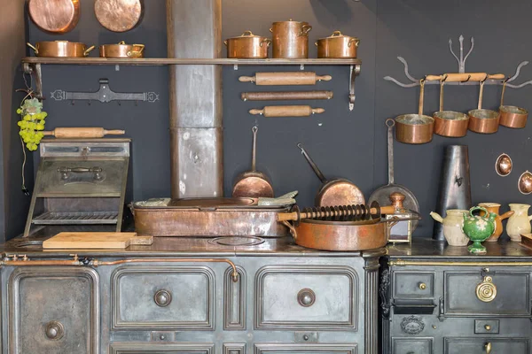 Antika Bir Metal Mutfaktaki Bakır Tencere Tavalar Diğer Mutfak Gereçleri — Stok fotoğraf
