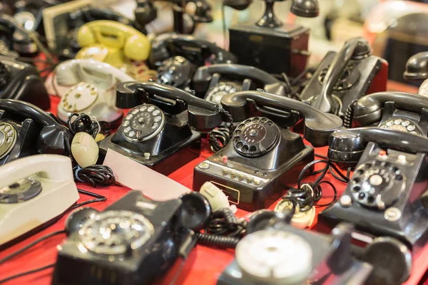 Antike Telefone Auf Einem Tisch Vintage Objekte — Stockfoto