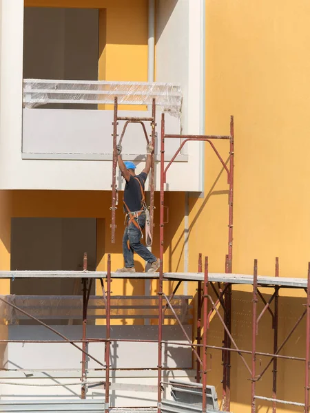 Arbetare Med Blå Hatt Arbetet Byggnadsställning Byggarbetsplats För Byggande Byggnad — Stockfoto