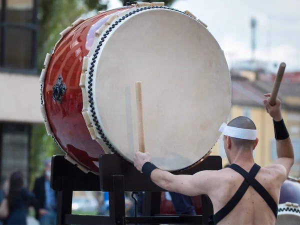 Uomo Con Fascia Che Suona Tamburo Verticale Della Tradizione Musicale — Foto Stock