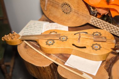 The Wooden Vielle: bir Avrupa Ortaçağ Yaylı Telli Aracı.