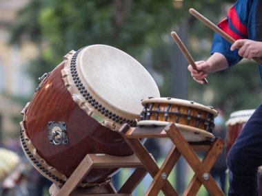 Bir Açık Hava Etkinliği sırasında Japon Müzik Geleneği Davulları Çalan Adam.