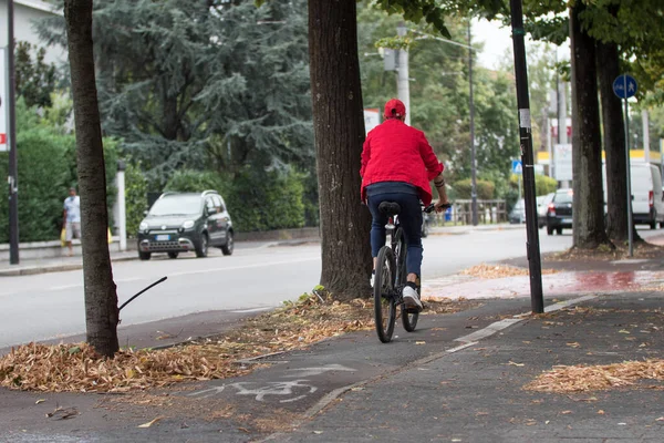 Persona Vista Desde Atrás Bicicleta Largo Una Ruta Ciclista Otoño —  Fotos de Stock