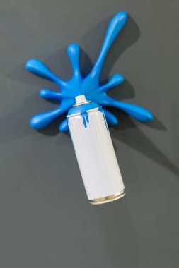 Siyah Duvar 'da Sprey Kutu ve Mavi Leke.