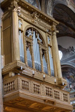 İtalya 'nın Parma Katedrali' ndeki Tarihi Altın Organ.