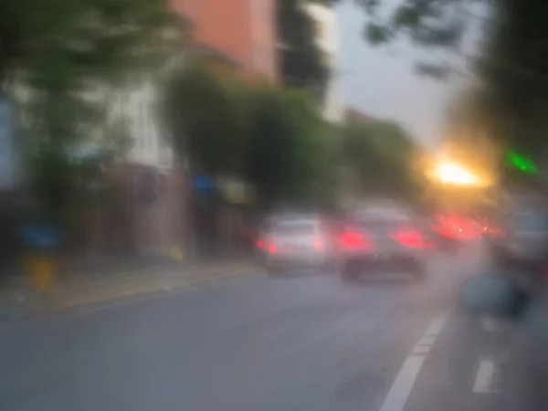 透过车窗 透过模糊的视野 从后面看到红色汽车的大灯 — 图库照片