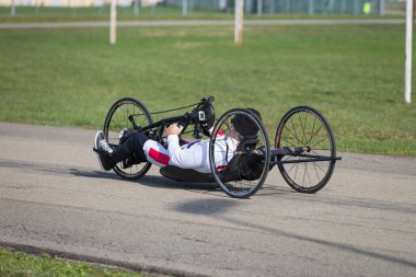 Pistte El Motoru ile Engelli Sporcu Eğitimi.
