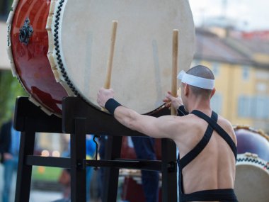 Halka açık bir etkinlik sırasında Japon Müzikal Geleneği 'nin Dikey Davulcusu.
