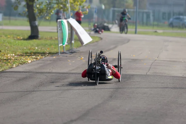 Zdravotně Postižený Atlet Trénink Jeho Handbike Trati — Stock fotografie