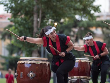 Parma, İtalya - Eylül 2020: Açık Hava Etkinliği sırasında Kız Japon Müzik Geleneği Davulları Çalıyor.