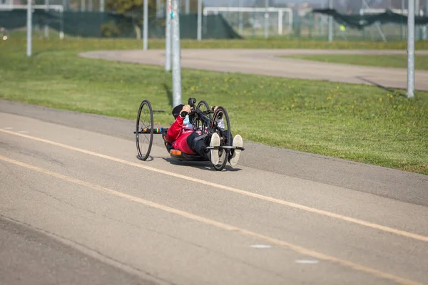 Atleta Discapacitado Entrenando Con Bicicleta Mano Una Pista —  Fotos de Stock