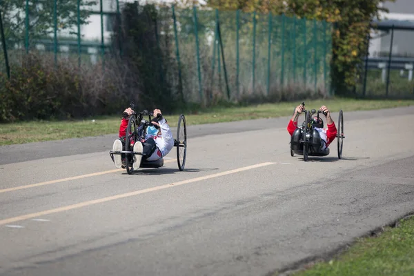 Couple Athlètes Handicapés Entraînant Avec Leurs Vélos Main Sur Une — Photo