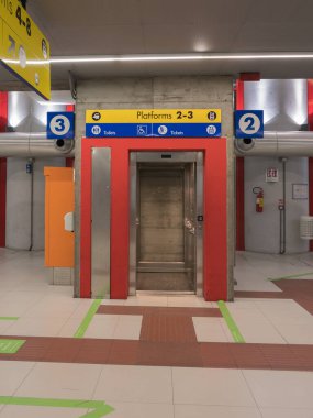 İçerideki Tren İstasyonu: İkinci ve Üçüncü Platformlara Erişim İçin Boş Asansör.
