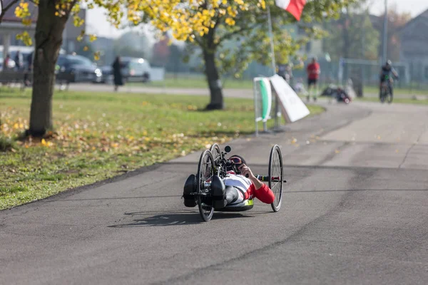 Entrenamiento Atleta Discapacitado Con Bicicleta Mano Una Pista —  Fotos de Stock