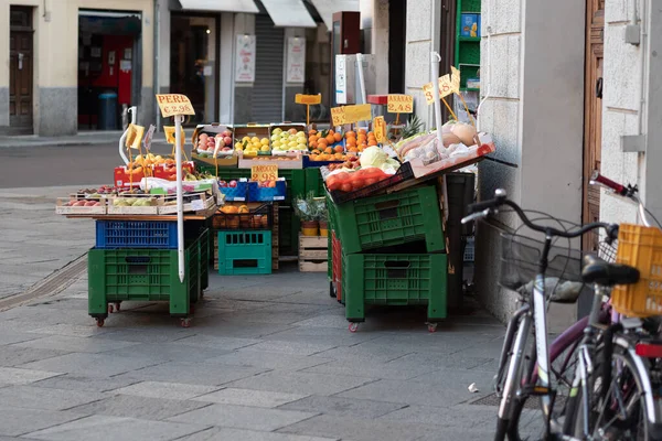 Ovocný Zeleninový Stánek Vystavený Před Malým Prodejcem Ulici Městě Itálie — Stock fotografie