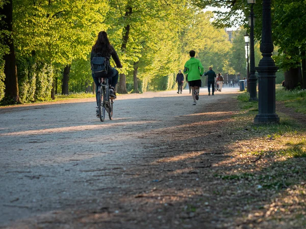 Женщина Велосипеде Общественном Городском Парке — стоковое фото