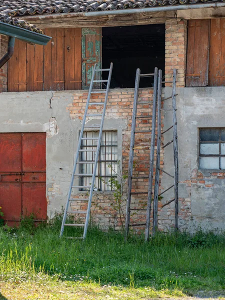 Altes Verfallenes Landhaus Mit Holztreppe Lehnt Der Fassade — Stockfoto