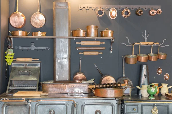 Antika Bir Metal Mutfaktaki Bakır Tencere Tavalar Diğer Mutfak Gereçleri — Stok fotoğraf