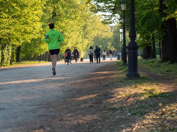 Ragazzo Che Allenamento Correndo Parco Pubblico — Foto Stock