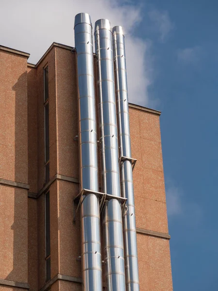 Três Tubos Aço Verticais Grandes Anexados Parede Exterior Edifício — Fotografia de Stock