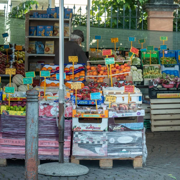 Ovocný Zeleninový Stánek Vystavený Mimo Prodejnu Ulici Městě Parma Starší — Stock fotografie
