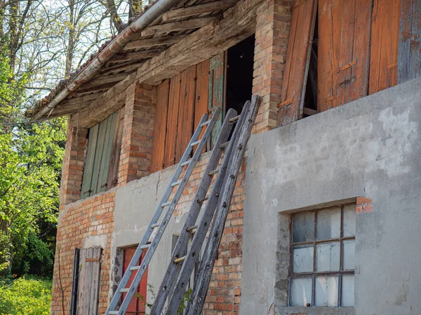 Старый Разрушенный Загородный Дом Деревянными Лестницами Опирающимися Фасад — стоковое фото