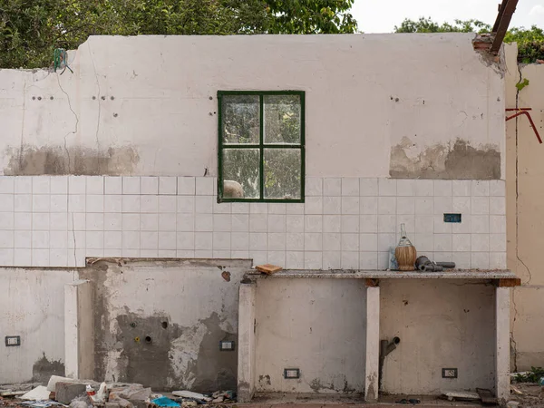旧房间窗户墙 用作被毁和被遗弃房屋的厨房 — 图库照片