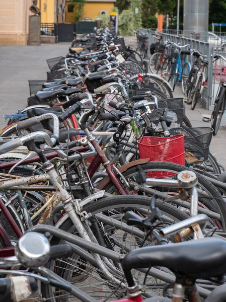 Многие Старые Велосипеды Прикованы Стойке Возле Станции Трейн — стоковое фото