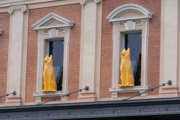 Two Sculptures Yellow Wolves Leaning Large Windows Parma Central Train — Stock Photo, Image