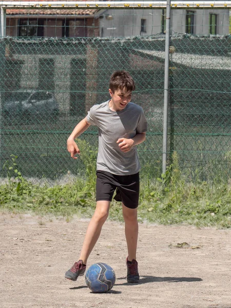 Adolescente Jugando Fútbol Campo Polvoriento — Foto de Stock