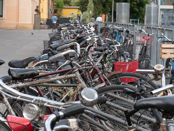 Muchas Bicicletas Antiguas Estante Cerca Estación Tren —  Fotos de Stock